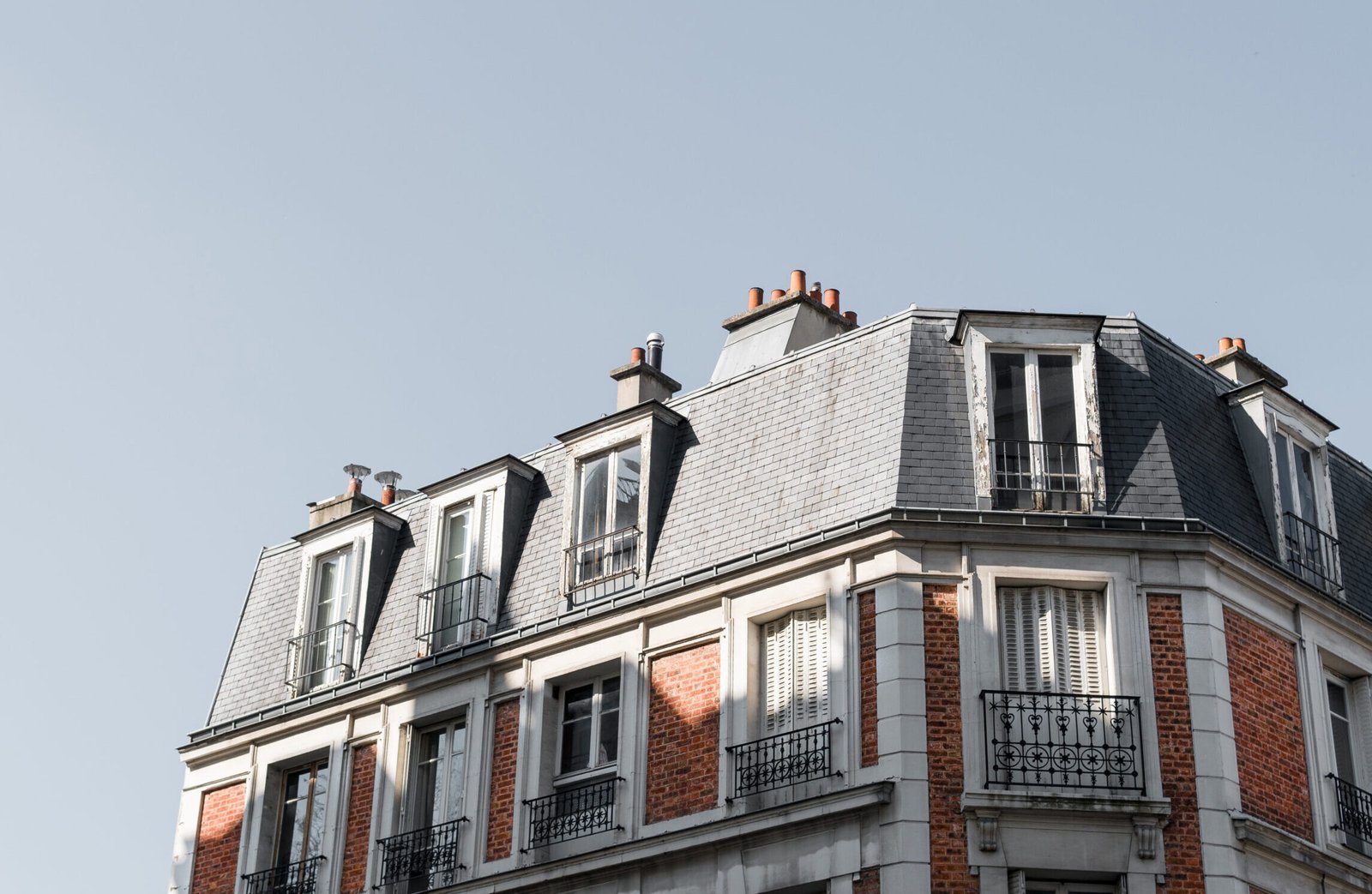 Low angle shot of the roof of a beautiful building with balconies in Paris A low angle shot of the roof of a beautiful building with balconies in Paris